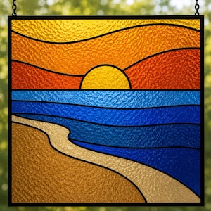Peut inclure: Un panneau en vitrail carré représentant un paysage de coucher de soleil avec un soleil jaune vif, un ciel orange et rouge, des vagues bleu foncé et une plage de sable beige texturé. L'ensemble est encadré par un fin métal noir avec chaînes.