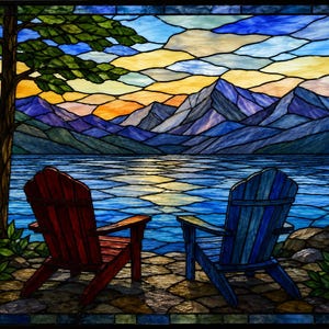 Può includere: Pannello in vetro colorato raffigurante una serena scena lacustre con montagne e un tramonto colorato. Due sedie Adirondack, una rossa e una blu, sono posizionate sulla riva. L'opera è incorniciata in un bordo scuro.