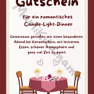Könnte beinhalten: Gutschein für ein romantisches Candle-Light-Dinner. Das Bild zeigt einen Tisch für zwei Personen mit Kerzen, einer Rose und Stühlen. Der Text enthält deutsche Sätze und die Worte "Candle-Light-Dinner".