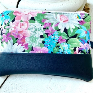Essential oil wristlet floral