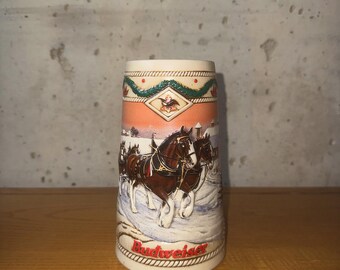 Jarra de cerveza Budweiser Holiday Stein de 1996, American Homestead, 6.25", modelo Clydesdale, Ceramarte, Brasil, estilo vintage.