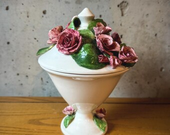 Plato de cerámica vintage con pedestal de rosas, cuenco floral rosa en 3D con base y tapa.
