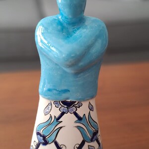 Wervelende derwisj beeldje handgemaakte keramische mevlana standbeeld Turks blauw aardewerk sculptuur spiritueel interieur soefi kunst cadeau