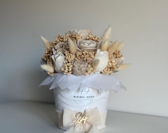 Boeket kaarsbloemen in een keramische vaas, elegante woondecoratie, handgemaakte compositie, cadeau-idee