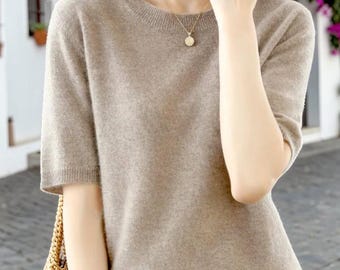 Top de punto suave y elegante con un toque minimalista.