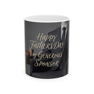Peut inclure: Mug en céramique blanche avec un motif représentant un homme en costume et cravate. Le mug porte l'inscription "Happy Fathers Day to my Generous Sponsor" en lettres dorées. Un cadeau pour la fête des pères.