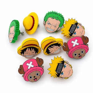 Op de afbeelding: Een verzameling kleurrijke kastknoppen met anime-personages. De knoppen tonen personages met groen, geel en roze haar, en een geel strohoedontwerp. Elke knop heeft een metalen schroef voor eenvoudige installatie.