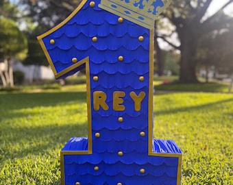 Piñata azul y dorada con corona
