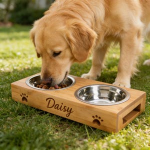 Puede incluir: Un juego de tres tazas de cerámica con un acabado mate moteado. Las tazas son en tonos crema, gris claro y gris oscuro. Cada taza tiene un diseño simple y minimalista y un asa redondeada.