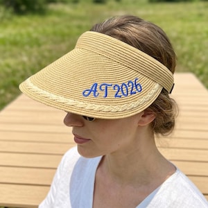 Personalizowany daszek przeciwsłoneczny ze słomy, spersonalizowany haftowany kapelusz, letni kapelusz plażowy, kapelusz przeciwsłoneczny z monogramem, nakrycie głowy na wakacje i podróż, prezent dla niej