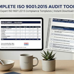 Op de afbeelding: Een digitale tablet met een resultatenoverzicht voor een ISO 9001:2015-audit, naast een spiraalgebonden document met een interne auditchecklist. De tekst luidt COMPLETE ISO 9001:2015 AUDIT TOOLKIT en Expert ISO 9001:2015 Compliance Templates.