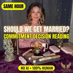 Könnte beinhalten: Ein Tarot-Lese-Set auf einem violetten Tuch mit einer bronzenen Ganesha-Statue, einer brennenden Kerze, einem Glasgefäß, Holzwerkzeugen und Kartenstapeln. Text: SAME HOUR, SHOULD WE GET MARRIED? COMMITMENT DECISION READING und NO AI • 100% HUMAN.