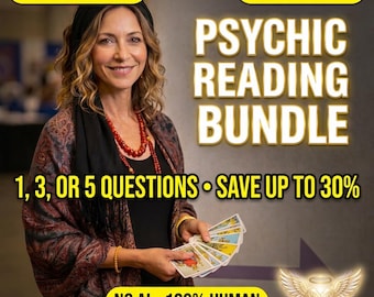 Pode incluir: Um anúncio de pacote de leitura psíquica com uma pessoa segurando cartas de tarô. O texto inclui: SAME DAY PDF, MULTI-READING, PSYCHIC READING BUNDLE, 1, 3, OR 5 QUESTIONS • SAVE UP TO 30% e NO AI • 100% HUMAN. A pessoa veste um top preto, contas vermelhas e um xale paisley.