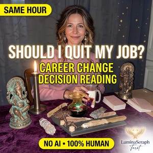 Peut inclure: Une configuration de tirage de tarot avec une personne en pull rose, une bougie allumée, une statue de Ganesh, une seconde statue, un petit récipient en verre, des cristaux et des cartes. Texte : SAME HOUR, SHOULD I QUIT MY JOB? CAREER CHANGE DECISION READING, NO AI 100% HUMAN.