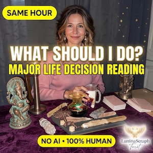Puede incluir: Un anuncio de servicio de lectura de tarot con el texto SAME HOUR, WHAT SHOULD I DO? MAJOR LIFE DECISION READING y NO AI 100% HUMAN. La imagen muestra una estatua de bronce de Ganesha, una vela, un recipiente de vidrio y cartas de tarot.