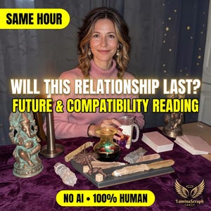 Könnte beinhalten: Eine Tarot-Lesung-Werbung mit dem Text SAME HOUR, WILL THIS RELATIONSHIP LAST? FUTURE & COMPATIBILITY READING und NO AI • 100% HUMAN. Das Bild zeigt eine Person in einem rosa Pullover hinter einem Tisch mit einer violetten Tischdecke.