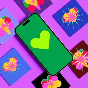 Könnte beinhalten: Ein Smartphone mit einem einfarbig grünen Bildschirm und einem lindgrünen Herzsymbol, das diagonal über mehreren quadratischen Karten mit bunten, geschichteten Herzmotiven und Sternenmustern auf leuchtend violettem Grund liegt.