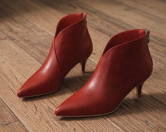 Botas de tornozelo femininas em couro feitas à mão – bico fino e salto – botinhas elegantes para o escritório e festas.