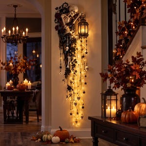 Puede incluir: Una decoración de pared para Halloween que presenta una figura de esqueleto sosteniendo un farol negro, con luces de hadas de color blanco cálido en cascada, adornos de estrellas negras y follaje oscuro en un interior con decoración otoñal.