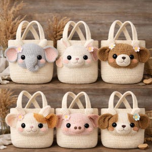 Peut inclure: Six sacs fourre-tout en crochet crème avec des visages d'animaux : un éléphant, un lapin, un ours, un agneau, un cochon et un chien. Chaque sac a une poignée crème assortie et est décoré d'une fleur. Les sacs sont exposés sur une étagère en bois.