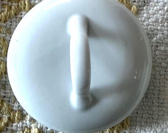 Plato blanco vintage de Otagiri Mercantile Co. con tapa, ideal para joyas o pequeños objetos.