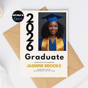 Op de afbeelding: Een afstudeeraankondigingskaart met een foto van een lachende afgestudeerde in een blauwe baret en toga. De kaart toont het jaar 2026, het woord "Graduate" en de naam van de afgestudeerde, Jasmine Brooks. De kaart heeft een crèmekleurige achtergrond.