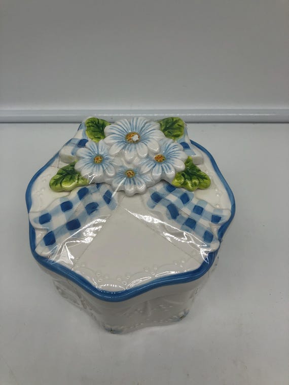 Bella Casa by Ganz gingham daisy porcelain trinket box
