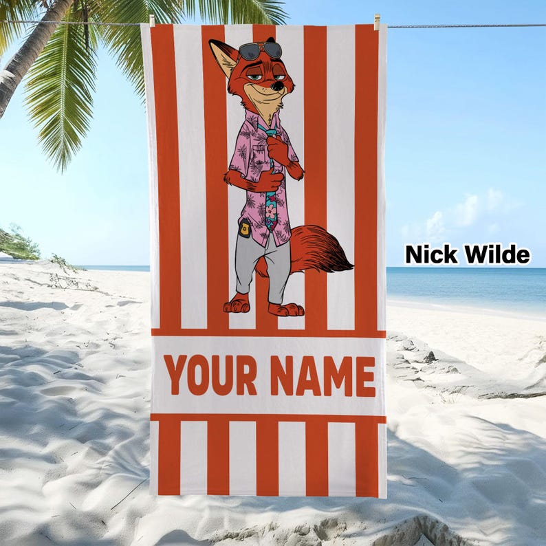 Puede incluir: Una toalla de playa rectangular con rayas verticales naranjas y blancas. En el centro, un personaje de zorro lleva gafas de sol, una camisa floral rosa y una corbata. Debajo del personaje, el texto YOUR NAME est&aacute; impreso en naranja.