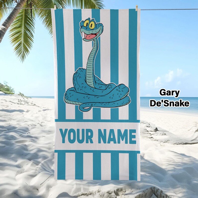 Puede incluir: Una toalla de playa rectangular con un patr&oacute;n de rayas verticales azules y blancas. En el centro, una serpiente azul de dibujos animados con grandes ojos amarillos est&aacute; enroscada. Debajo, una banda blanca muestra el texto YOUR NAME en azul.