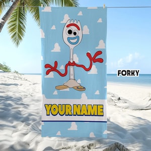 Puede incluir: Una toalla de playa rectangular con fondo azul claro y nubes blancas. El personaje Forky est&aacute; centrado con brazos de limpiapipas rojos, ojos saltones y una pegatina de arco&iacute;ris en un pie. El texto FORKY y YOUR NAME est&aacute; impreso.