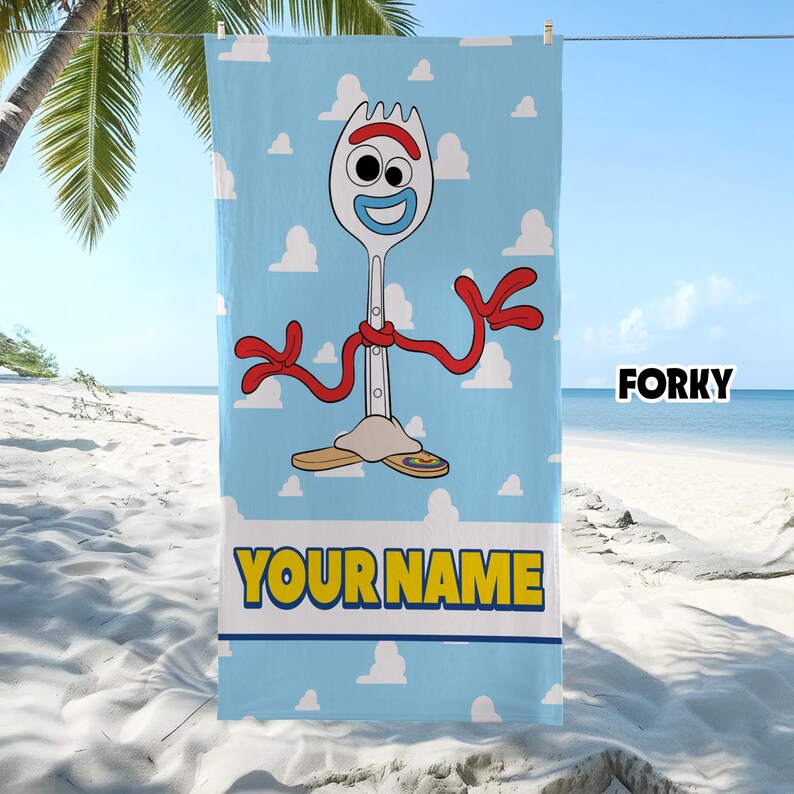 Puede incluir: Una toalla de playa rectangular con fondo azul claro y nubes blancas. El personaje Forky est&aacute; centrado con brazos de limpiapipas rojos, ojos saltones y una pegatina de arco&iacute;ris en un pie. El texto FORKY y YOUR NAME est&aacute; impreso.