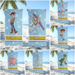 Puede incluir: Una colecci&oacute;n de toallas de playa rectangulares con personajes de Toy Story como Woody, Buzz Lightyear, Forky, Jessie, Hamm, Bo Peep y Rex. Cada toalla tiene un fondo azul claro con nubes blancas y el texto YOUR NAME.