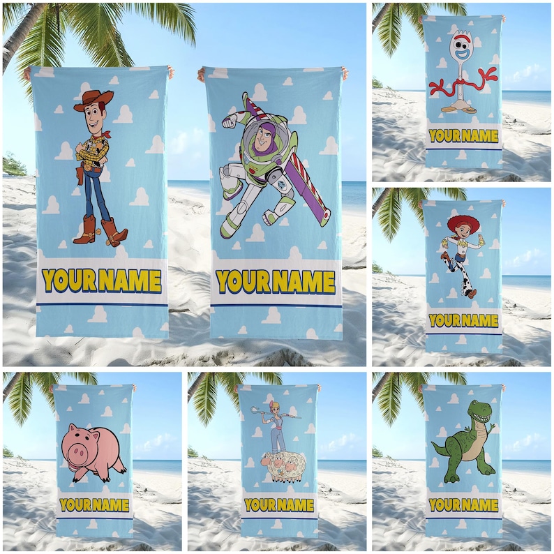 Puede incluir: Una colecci&oacute;n de toallas de playa rectangulares con personajes de Toy Story como Woody, Buzz Lightyear, Forky, Jessie, Hamm, Bo Peep y Rex. Cada toalla tiene un fondo azul claro con nubes blancas y el texto YOUR NAME.