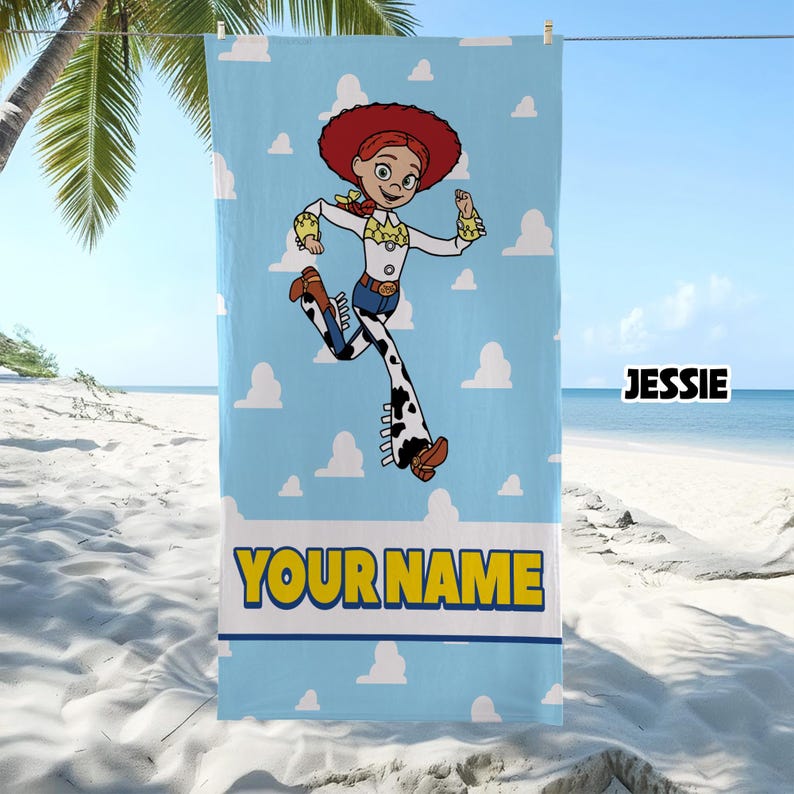 Puede incluir: Una toalla de playa azul claro con un patr&oacute;n repetido de nubes blancas y un gr&aacute;fico central del personaje Jessie de Toy Story. La toalla incluye el texto JESSIE y una banda amarilla con el texto de marcador de posici&oacute;n YOUR NAME.