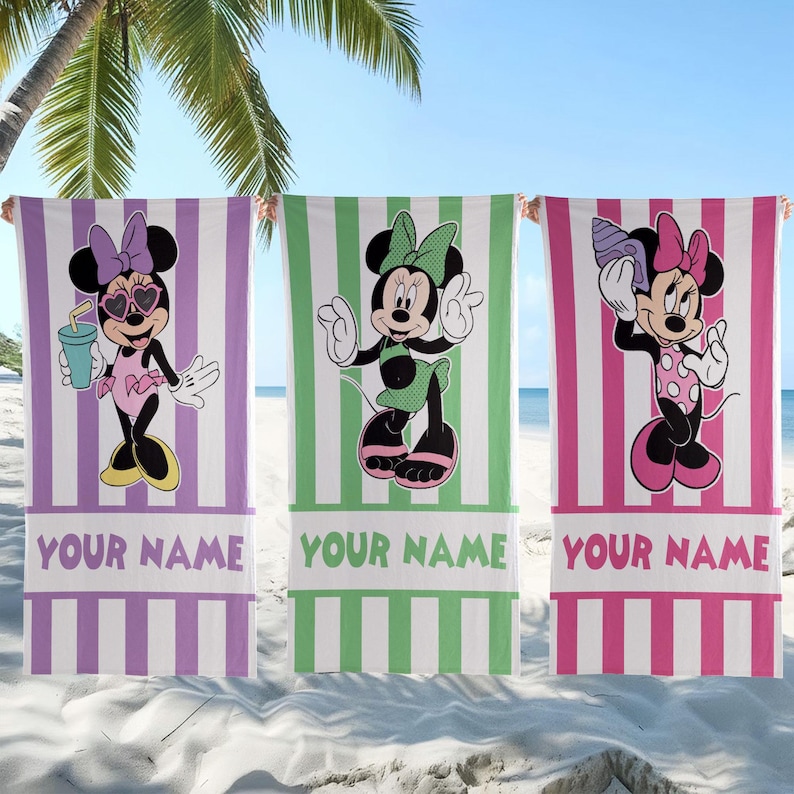 Pode incluir: Tr&ecirc;s toalhas de praia retangulares com gr&aacute;ficos da Minnie Mouse sobre fundos de listras verticais em roxo, verde e rosa. Cada toalha exibe o texto YOUR NAME na parte inferior, com a Minnie Mouse retratada em diferentes poses e roupas.