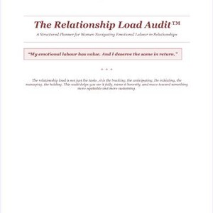 Pu&ograve; includere: Un documento bianco intitolato "The Relationship Load Audit" con il testo "Il mio lavoro emotivo ha valore. E merito lo stesso in cambio." &Egrave; un pianificatore strutturato per le donne che affrontano il lavoro emotivo nelle relazioni.