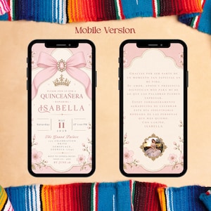 K&ouml;nnte beinhalten: Zwei Smartphones, die eine Quincea&ntilde;era-Einladung anzeigen. Die Vorderseite der Einladung zeigt eine rosa Schleife, eine Krone und den Namen Isabella. Die R&uuml;ckseite der Einladung hat ein Foto und Text auf Spanisch. Der Hintergrund ist ein farbenfrohes Textil.