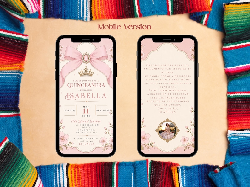 K&ouml;nnte beinhalten: Zwei Smartphones, die eine Quincea&ntilde;era-Einladung anzeigen. Die Vorderseite der Einladung zeigt eine rosa Schleife, eine Krone und den Namen Isabella. Die R&uuml;ckseite der Einladung hat ein Foto und Text auf Spanisch. Der Hintergrund ist ein farbenfrohes Textil.