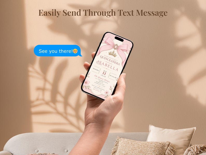 K&ouml;nnte beinhalten: Ein Smartphone zeigt eine Quincea&ntilde;era-Einladung mit einem rosa Schleifen- und Kronen-Design. Der Text auf dem Telefon lautet "Einfach per SMS senden" und "Wir sehen uns dort!". Die Einladung enth&auml;lt den Namen "Isabella" und das Datum 11. Mai.