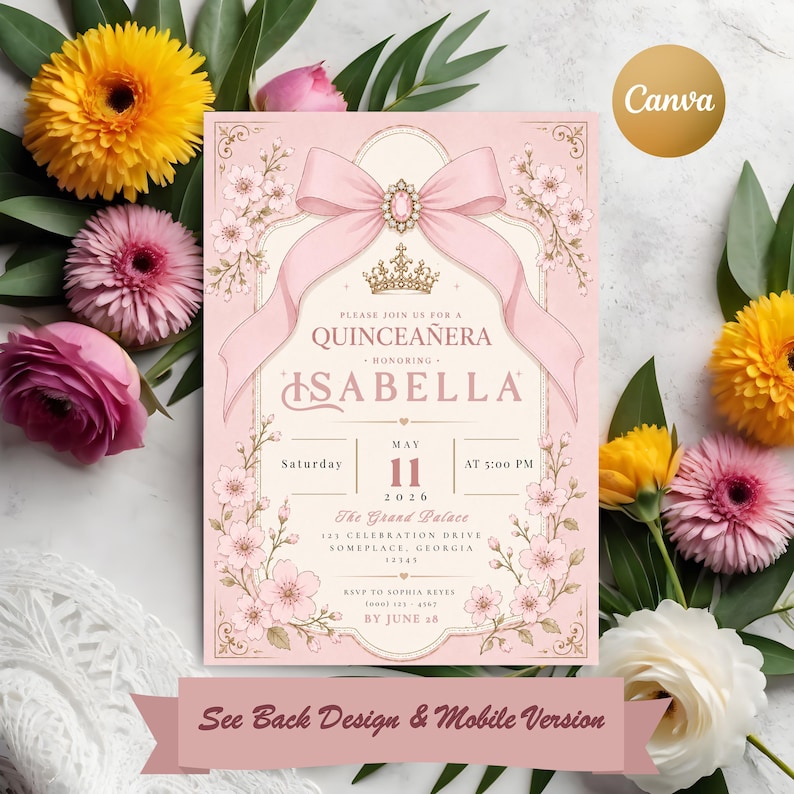 K&ouml;nnte beinhalten: Rosa Quincea&ntilde;era-Einladung mit Schleifen- und Blumendesign. Die Einladung enth&auml;lt den Text "Please join us for a Quincea&ntilde;era honoring Isabella" und Veranstaltungsdetails. Das Design zeigt eine Krone und florale Akzente.