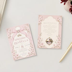 K&ouml;nnte beinhalten: Zwei rosa Quincea&ntilde;era-Einladungen mit Blumen- und Schleifendesigns. Die vordere Einladung tr&auml;gt den Namen "Isabella" und Veranstaltungsdetails. Die hintere Einladung hat Text auf Spanisch und ein kleines Foto. Ein goldener Stift und Blumen sind ebenfalls im Bild.