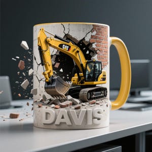 Peut inclure: Une tasse en c&eacute;ramique blanche avec une anse noire et le texte "But First, Coffee" en gras noir. La tasse est pos&eacute;e sur une surface en bois. La tasse mesure environ 10 cm de haut.