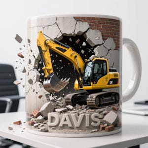 Peut inclure: Mug en c&eacute;ramique blanche avec une excavatrice jaune per&ccedil;ant un mur en b&eacute;ton et en briques. Le mot "DAVIS" est affich&eacute; en lettres grises &agrave; la base de l'excavatrice. La tasse a une anse blanche et un logo CAT.