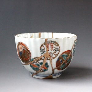Cuenco japonés antiguo Kintsugi del siglo XIX, Meiji, cuenco de té estriado de porcelana color Imari, compleja restauración en oro, arte decorativo Wabi Sabi.