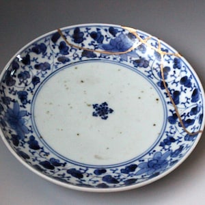 Antiker Imari Kintsugi-Teller, 19. Jh., Meiji-Zeit, blau-weißes japanisches Porzellan, kräftiges florales Medaillon