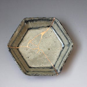 Japanese Kintsugi Hexagonal Bowl, Vintage Oribe Green Stoneware Dish, Geometric Gold Seam Repair, Wabi Sabi Decorative Trinket Tray