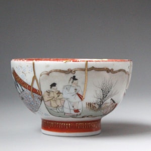 Tazza piccola antica in porcellana Kutani Kintsugi, epoca Meiji, XIX secolo, decorata con motivi di nobili giapponesi.