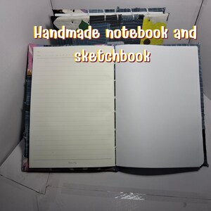 Könnte beinhalten: Ein offenes, handgefertigtes Notiz- und Skizzenbuch mit einem Stoffeinband in einem Patchwork-Design aus blauen, schwarzen und gelben Mustern. Die linke Seite ist liniert mit Datumsfeldern, die rechte Seite ist leer. Text: Handmade notebook and sketchbook.