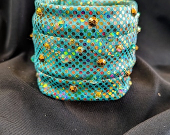 El envoltorio para coleta Siren Signal: un adorno para coleta inspirado en las sirenas y el océano.