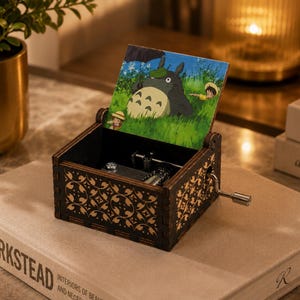 Boîte à Musique Totoro en Bois – Studio Ghibli image 1